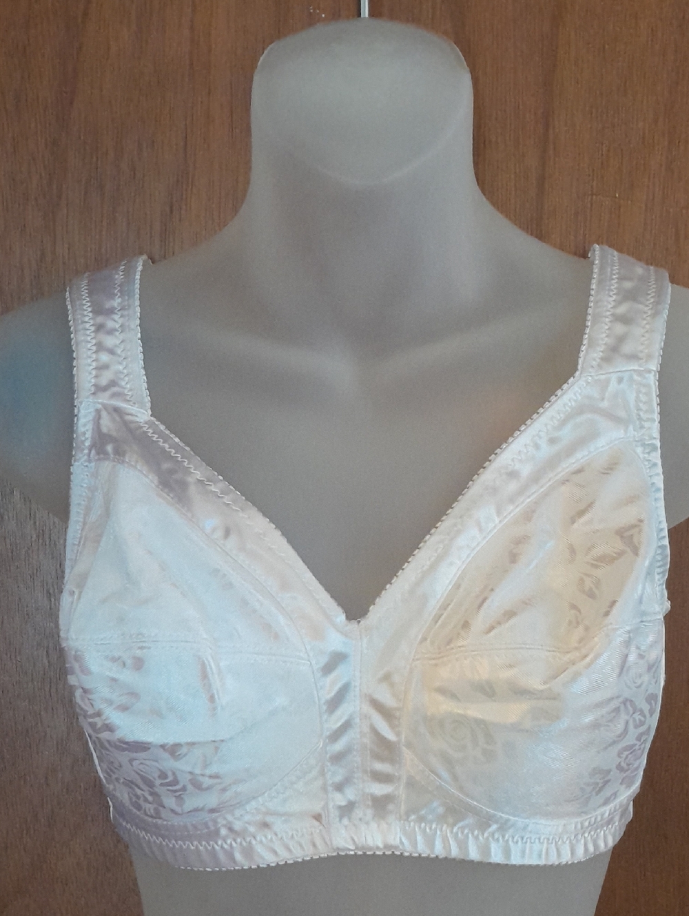 Elegant White Satin Full-Coverage Bra